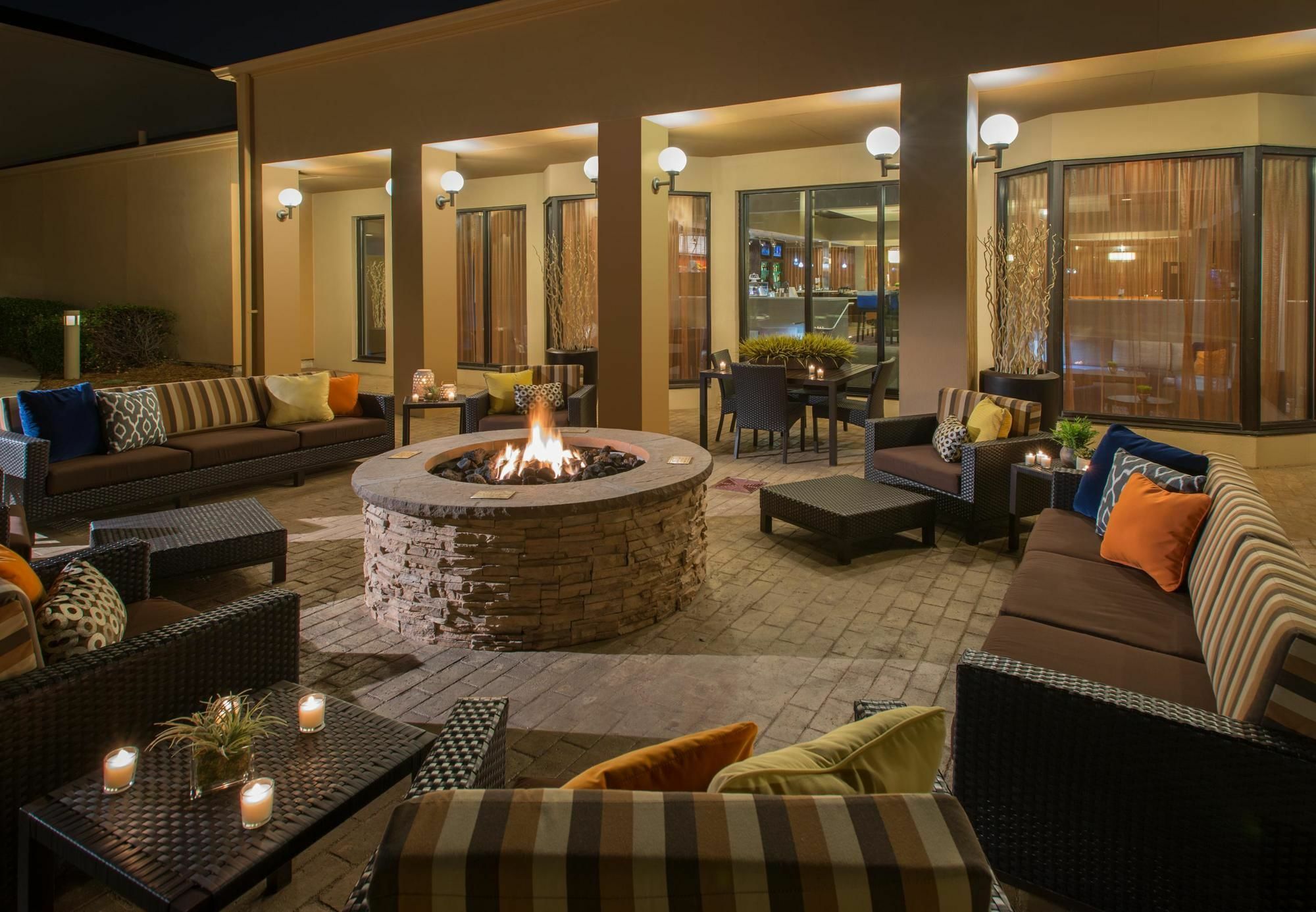 Courtyard Dallas Addison Midway Exterior foto